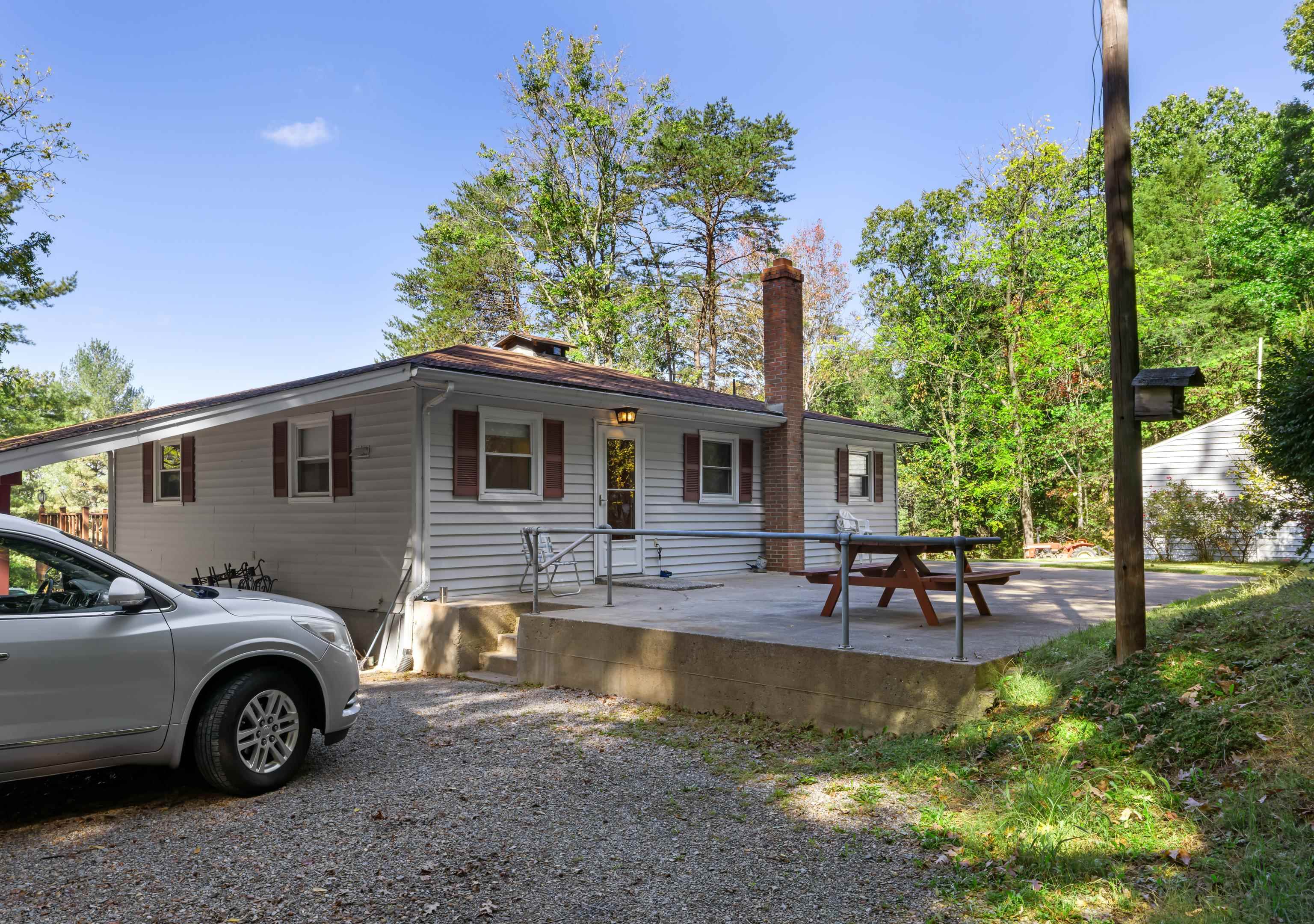 2106 LAUREL HILL RD