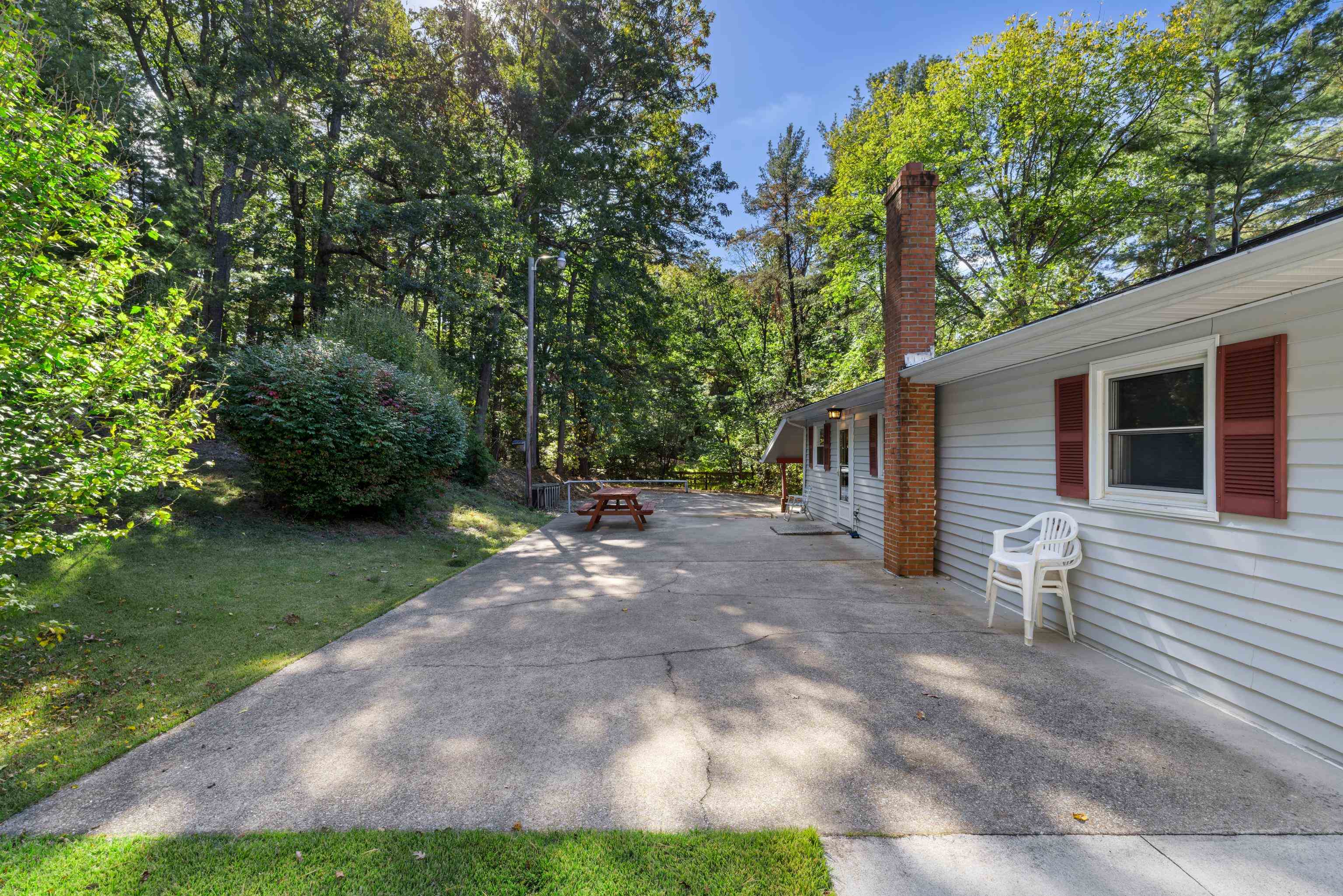 2106 LAUREL HILL RD