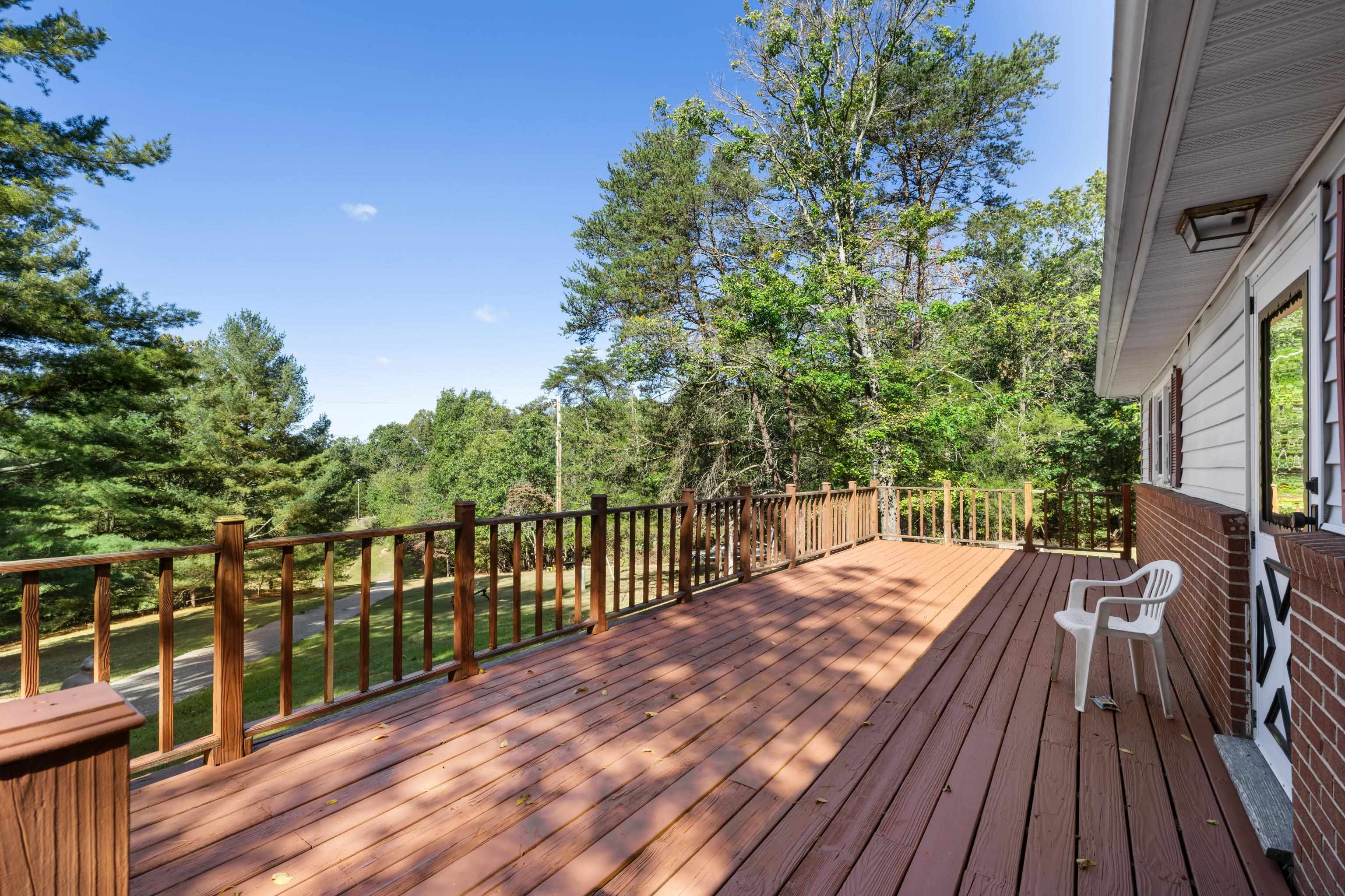 2106 LAUREL HILL RD