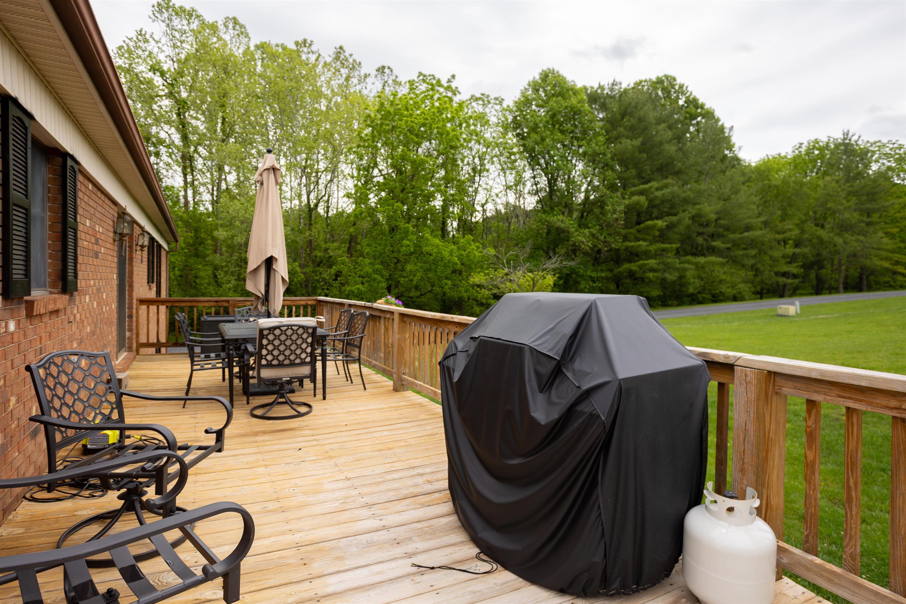 11 MEADOWBROOK DR