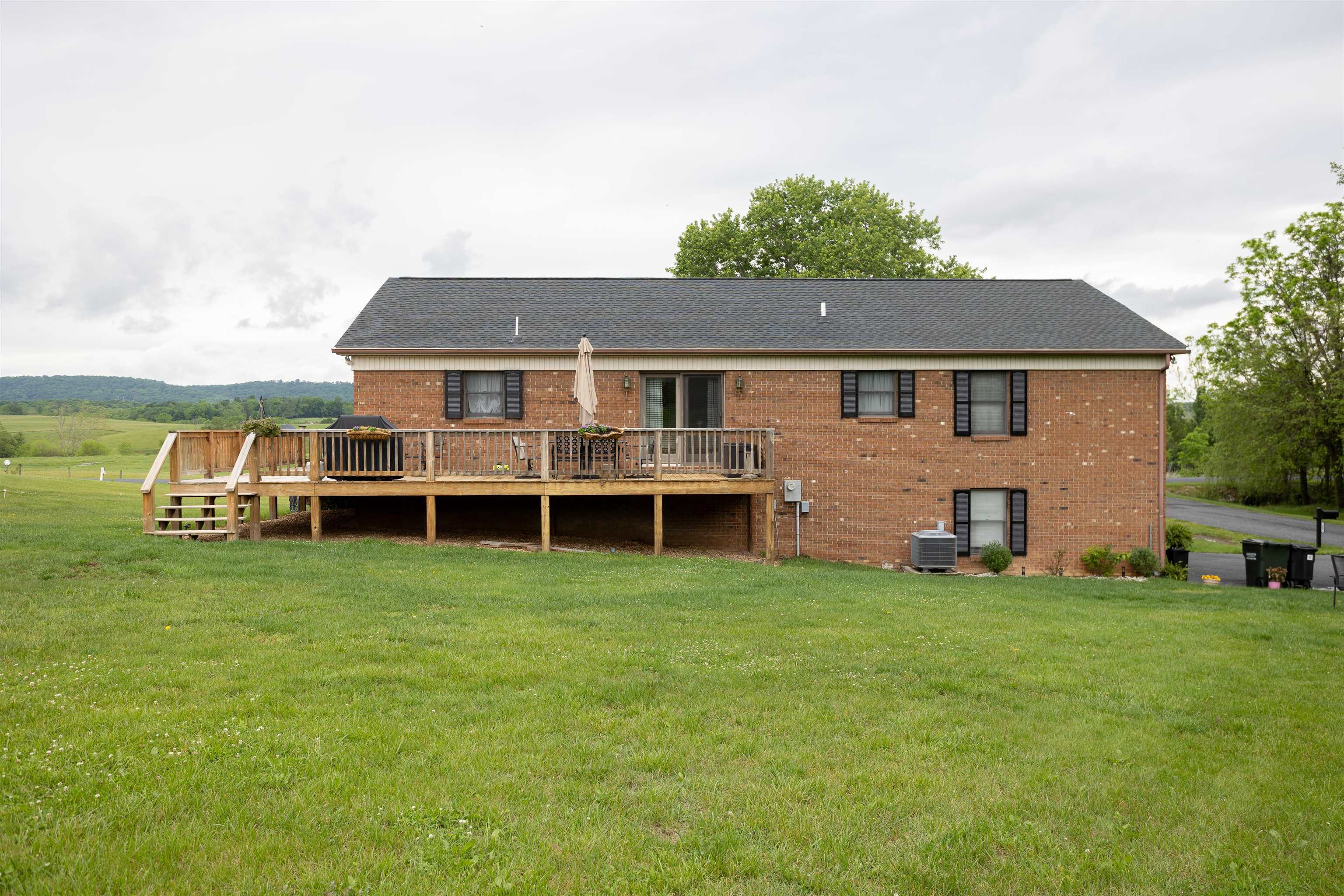 11 MEADOWBROOK DR