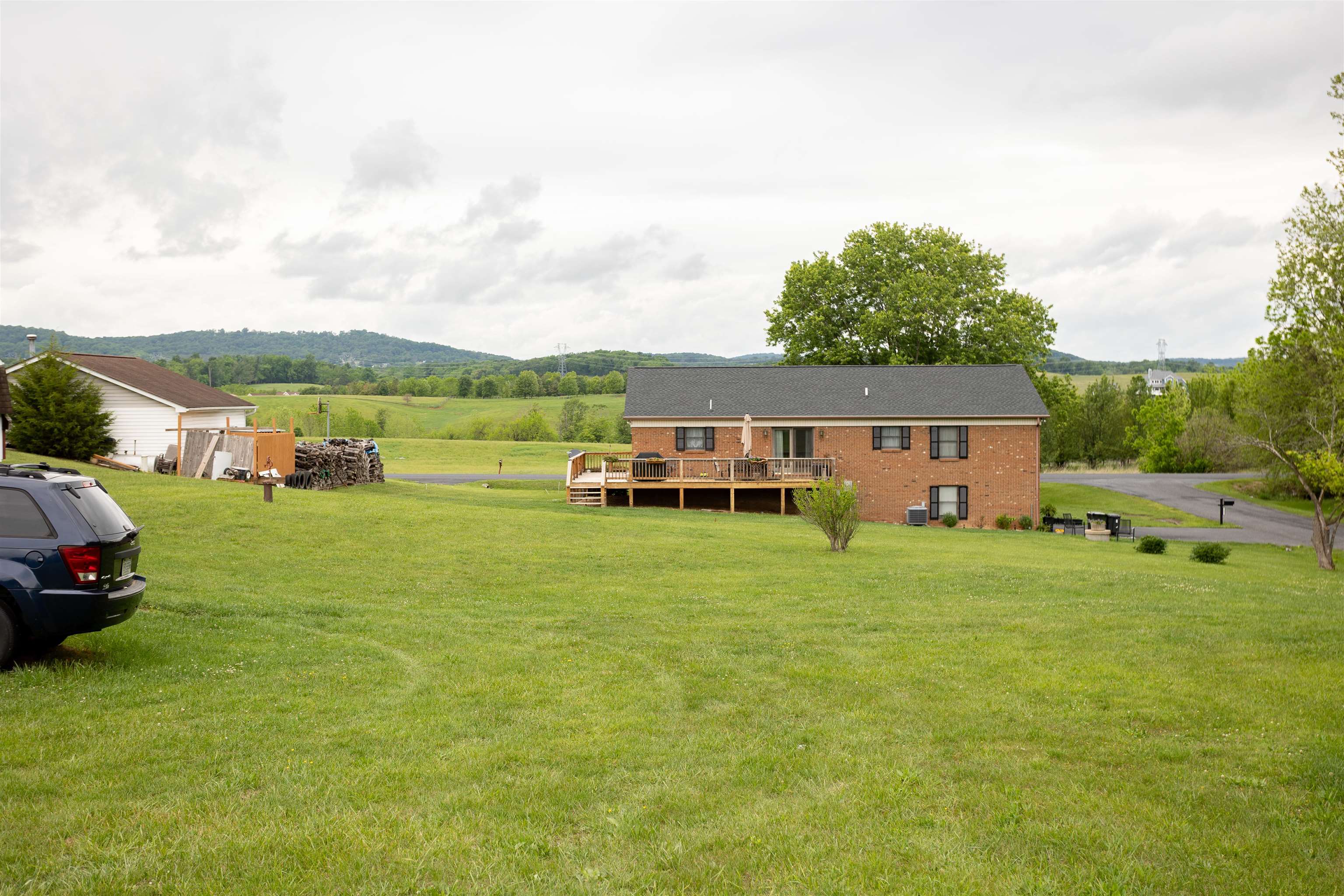 11 MEADOWBROOK DR