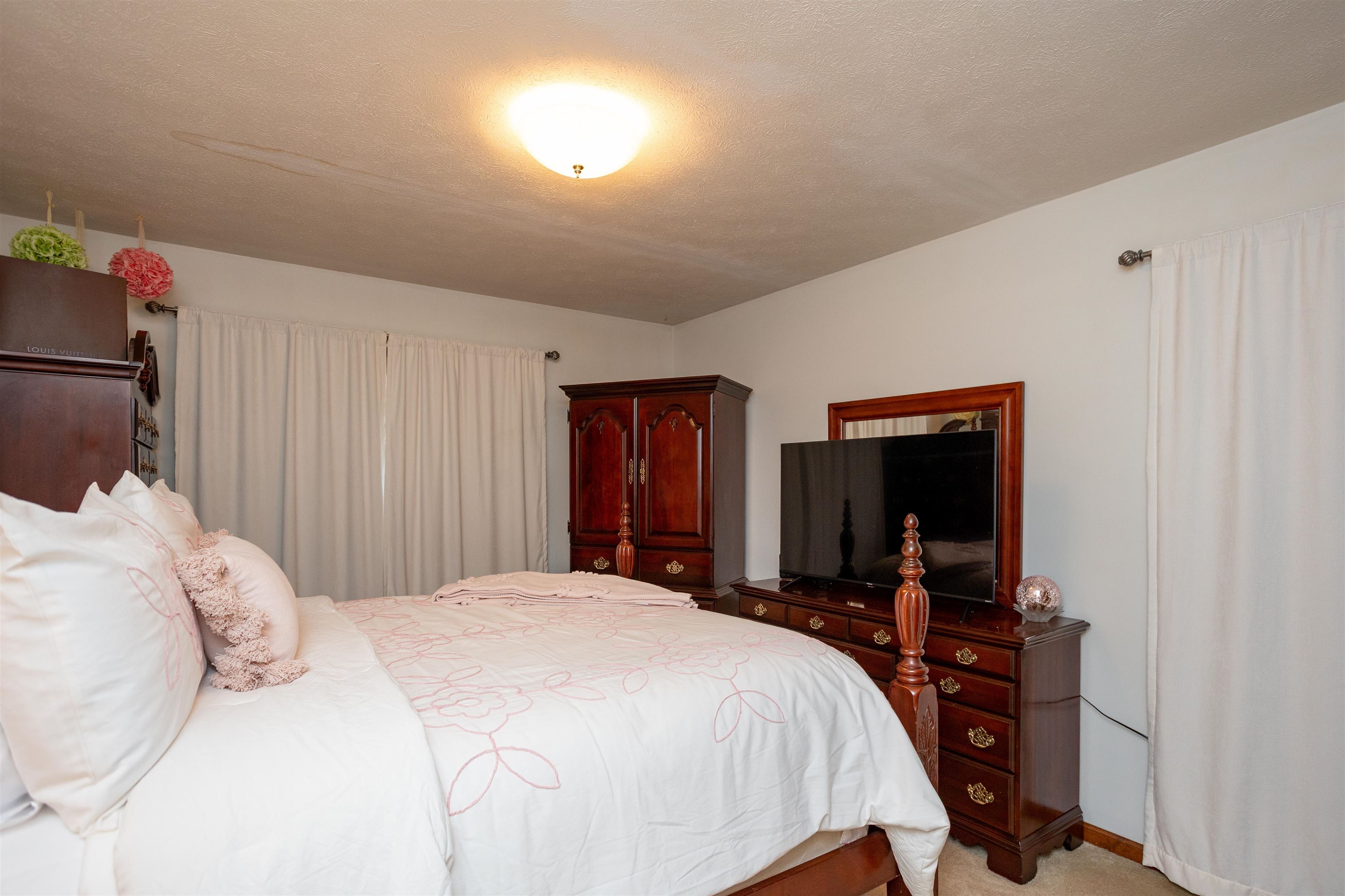 11 MEADOWBROOK DR