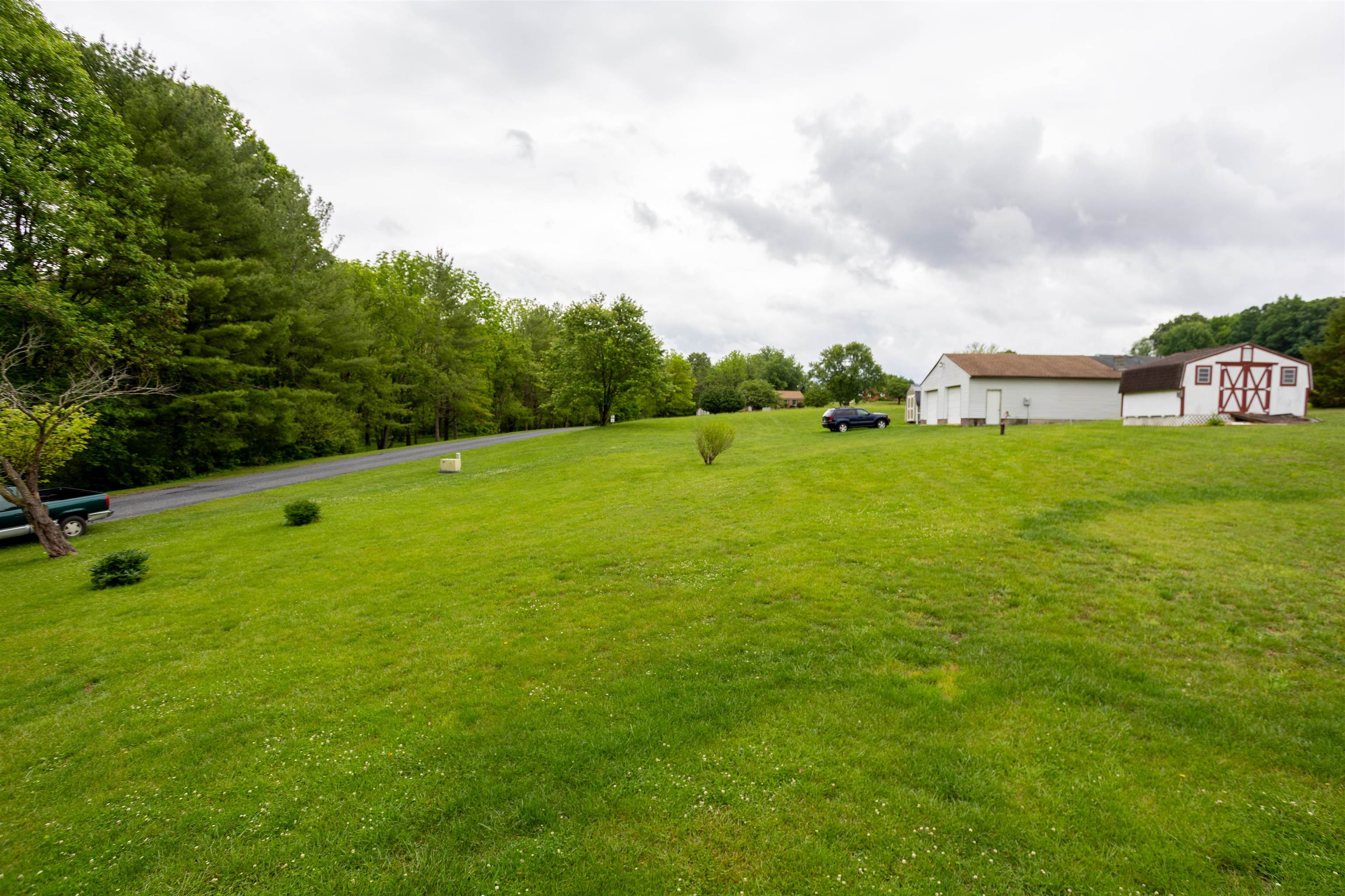 11 MEADOWBROOK DR