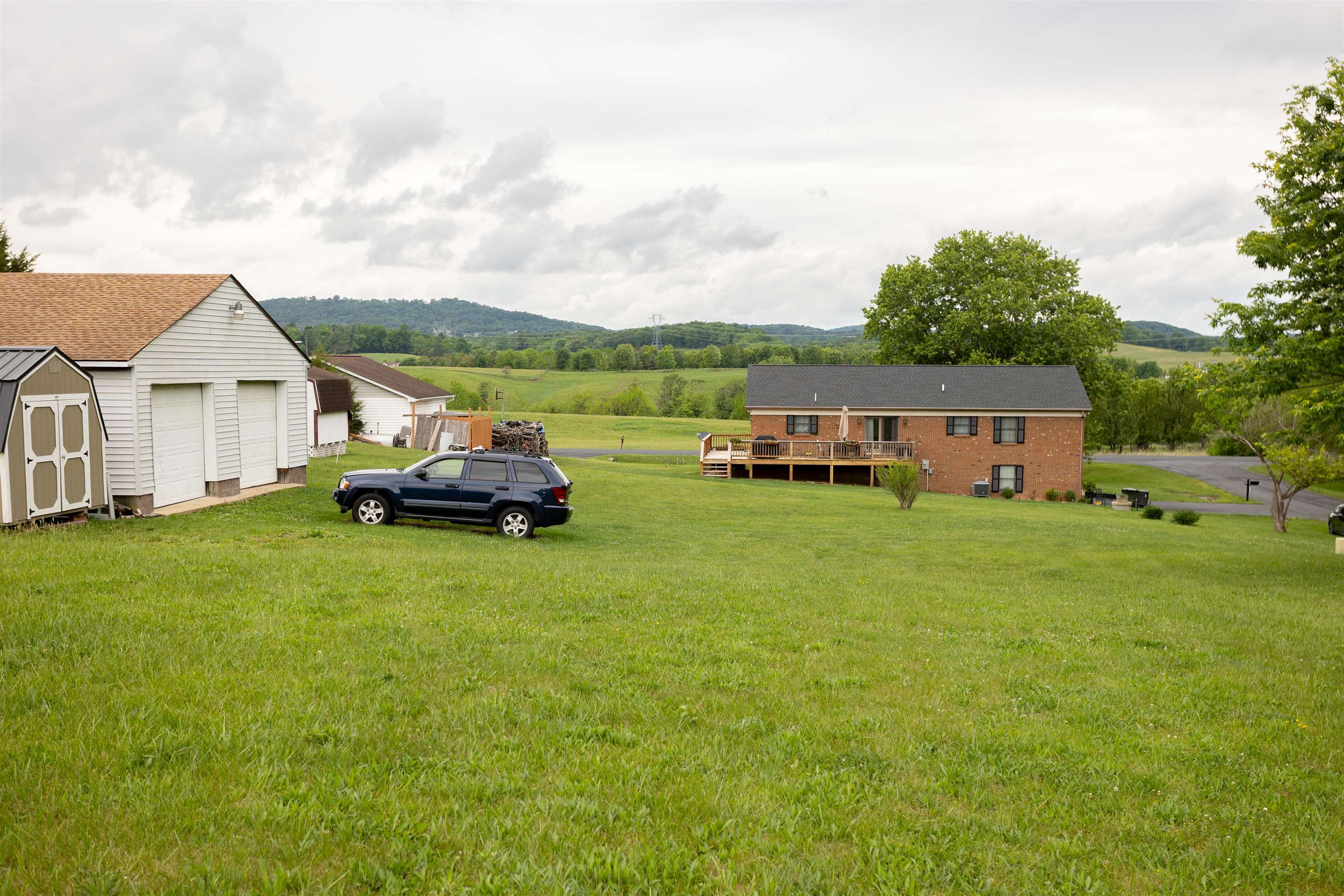 11 MEADOWBROOK DR