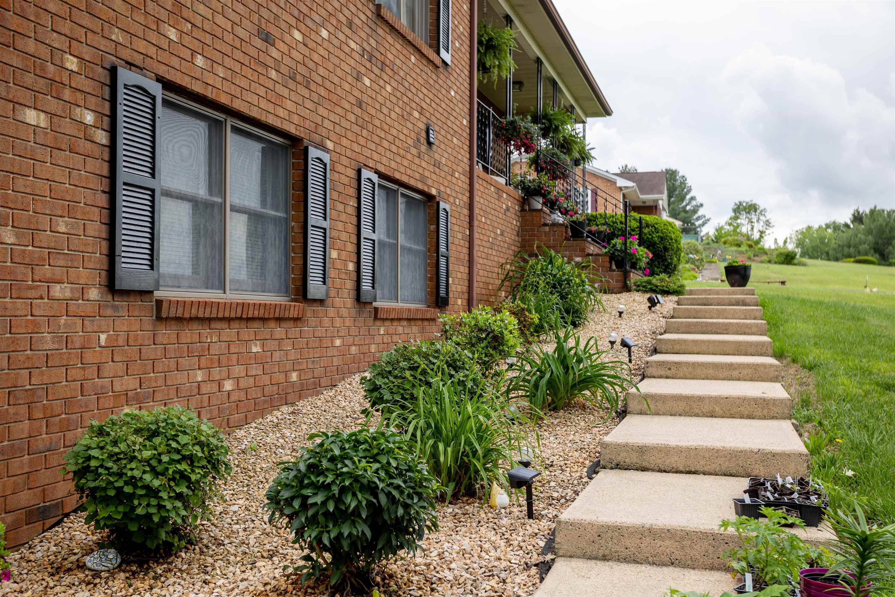 11 MEADOWBROOK DR