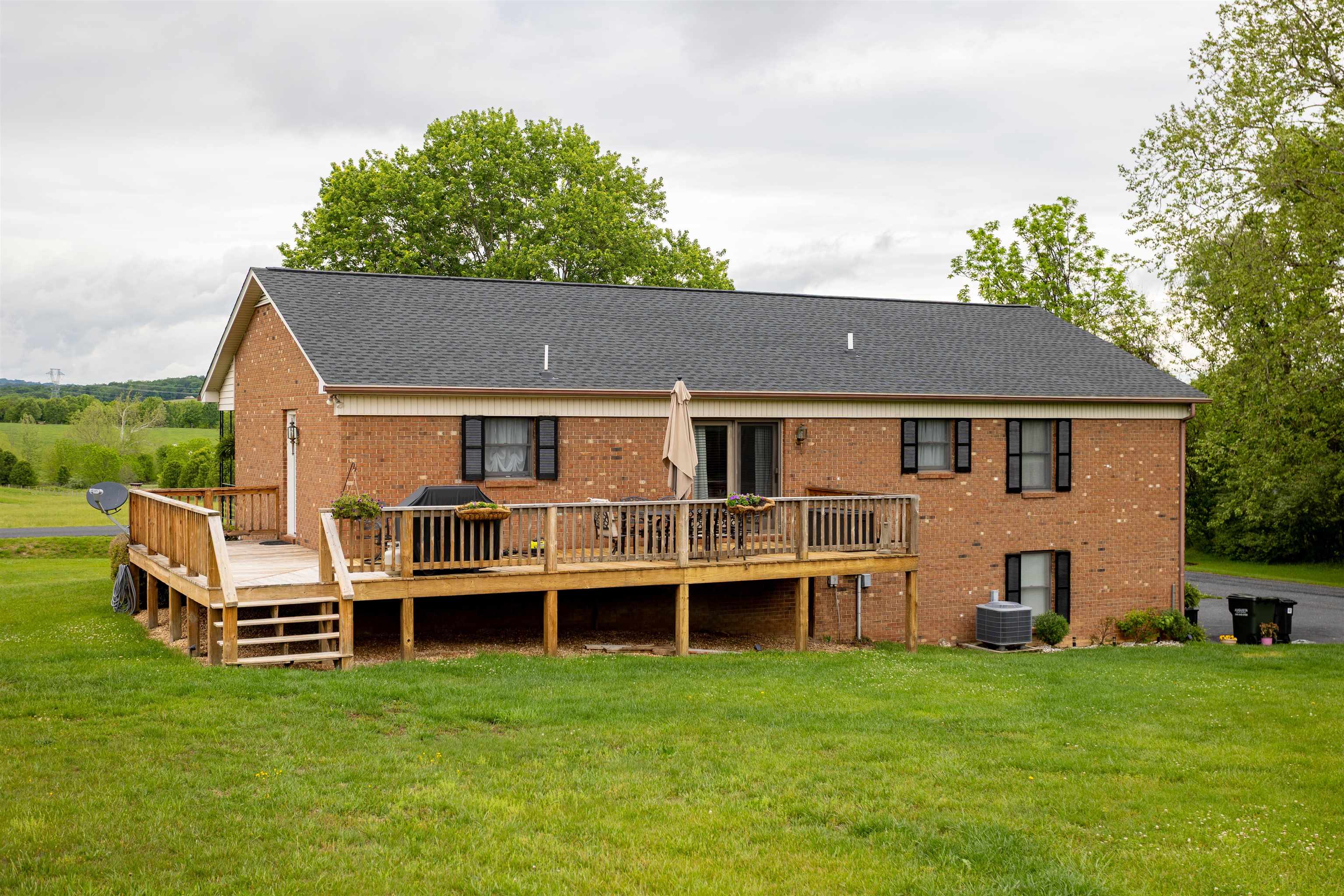11 MEADOWBROOK DR