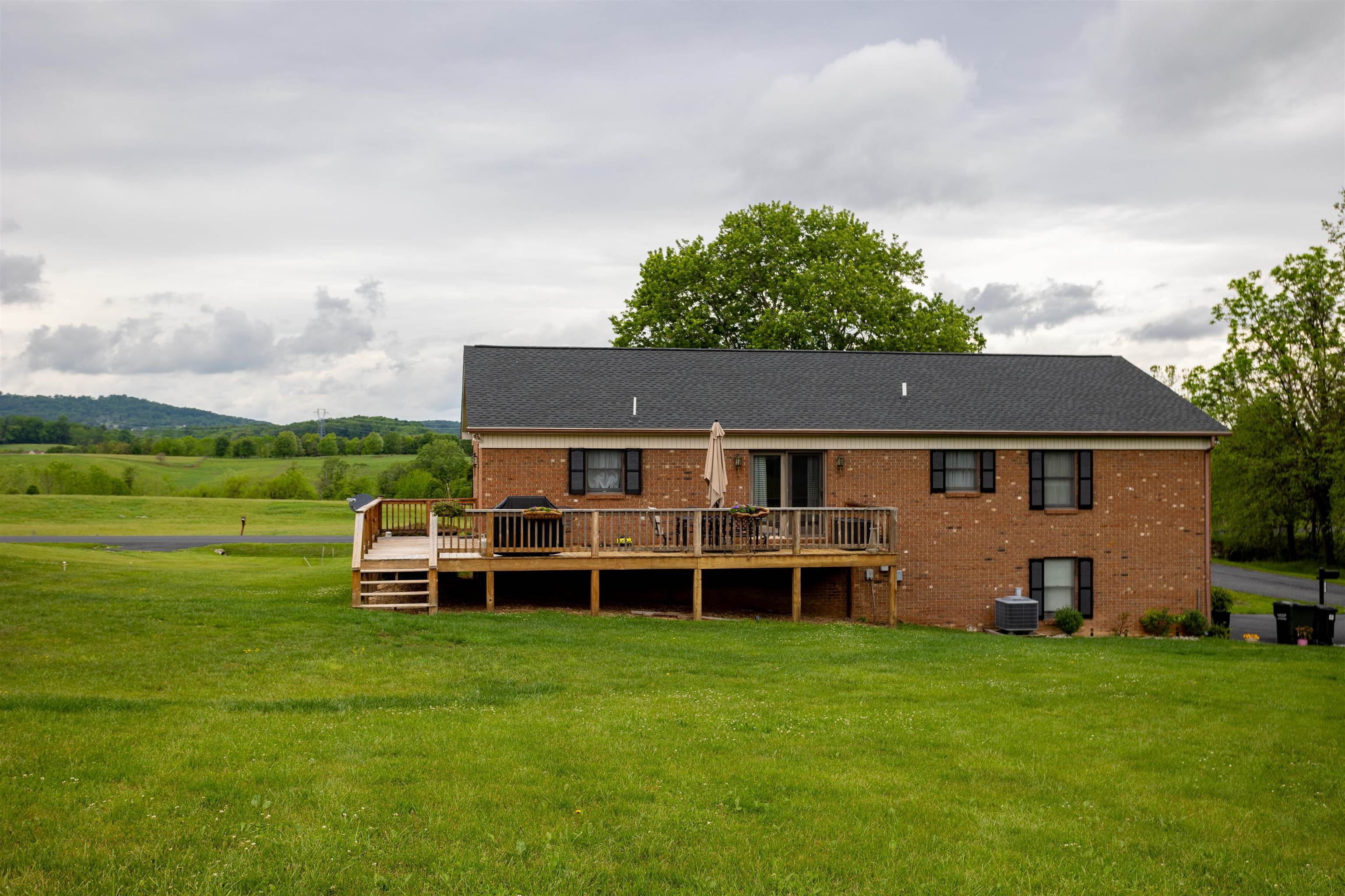 11 MEADOWBROOK DR