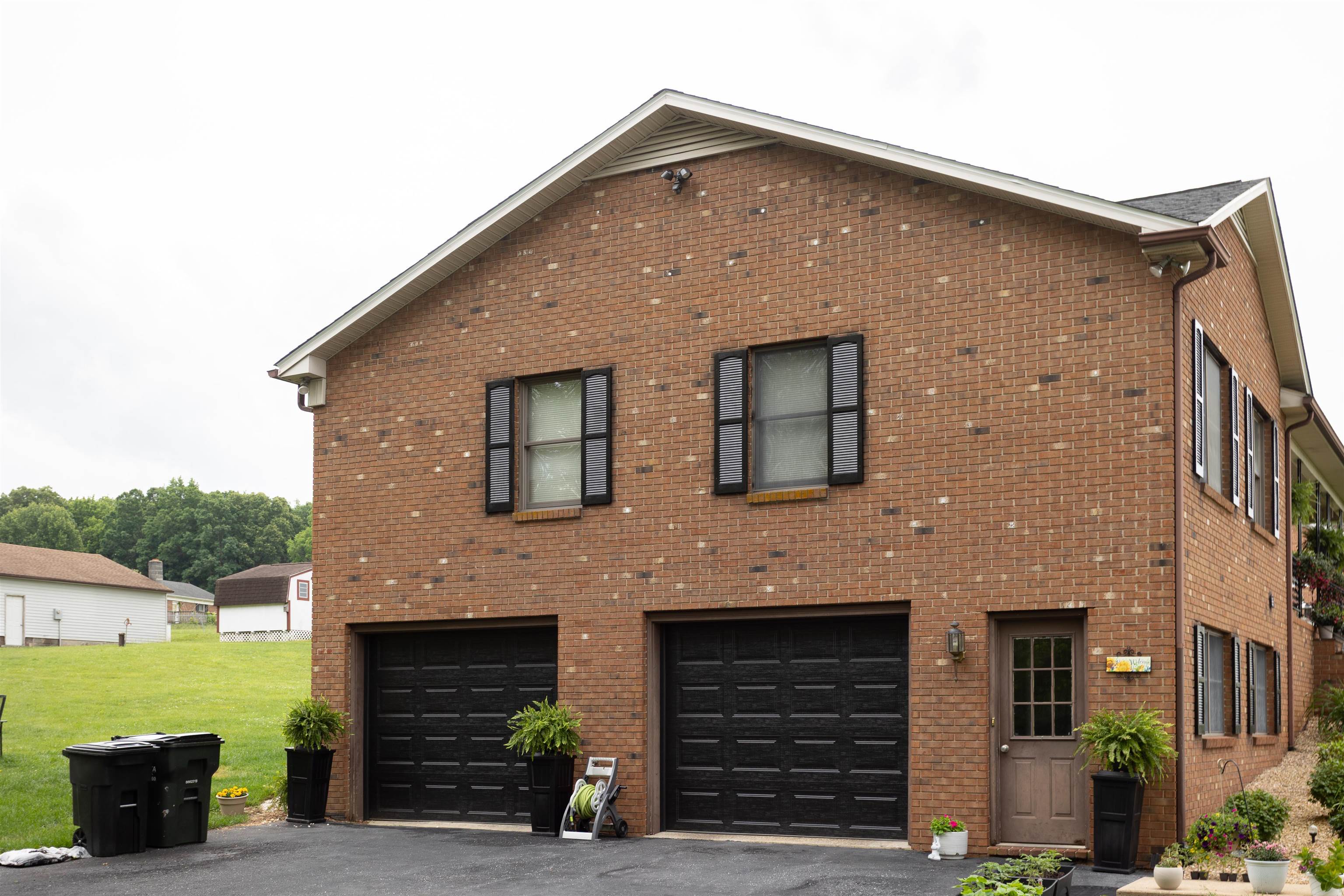 11 MEADOWBROOK DR