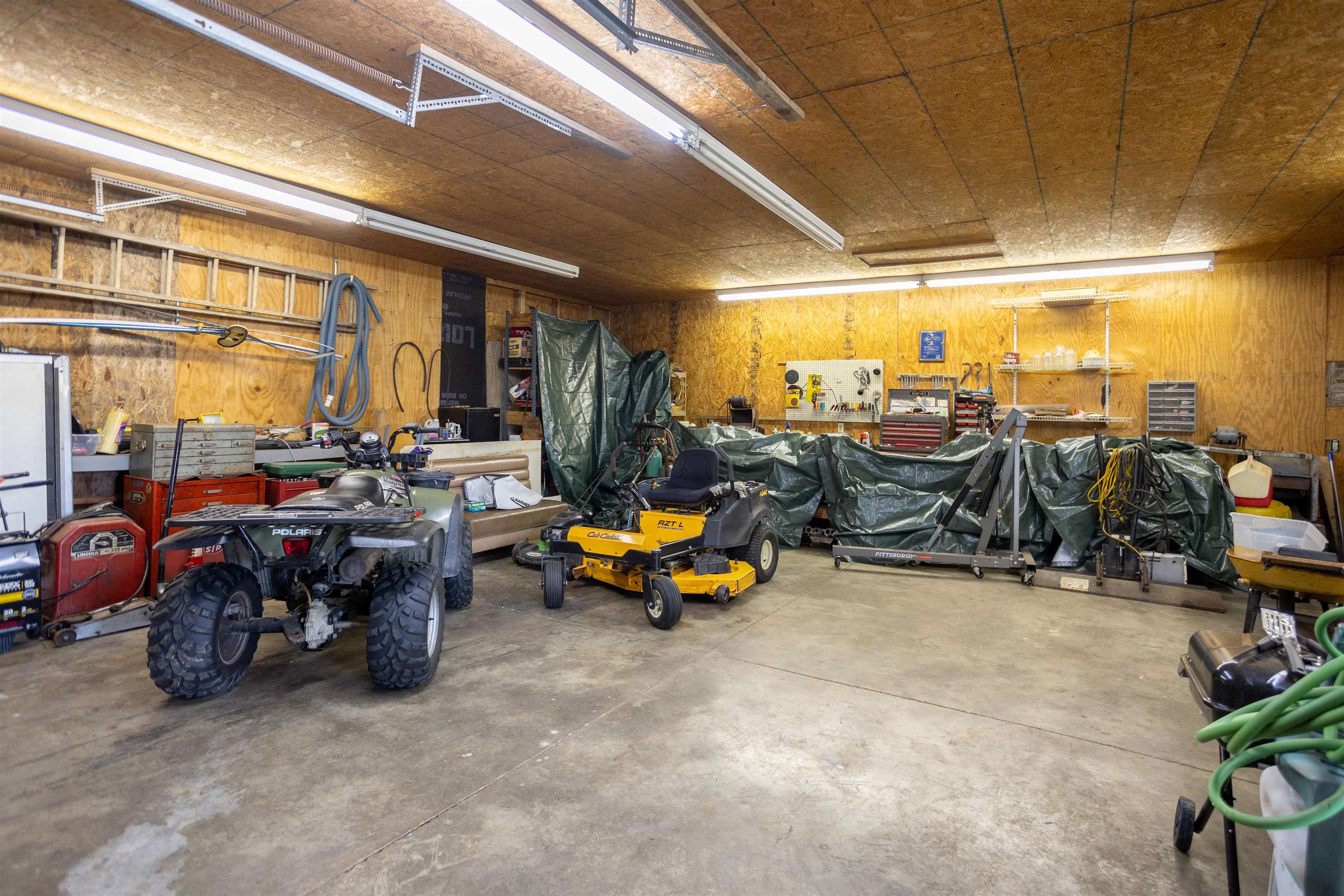 11 MEADOWBROOK DR