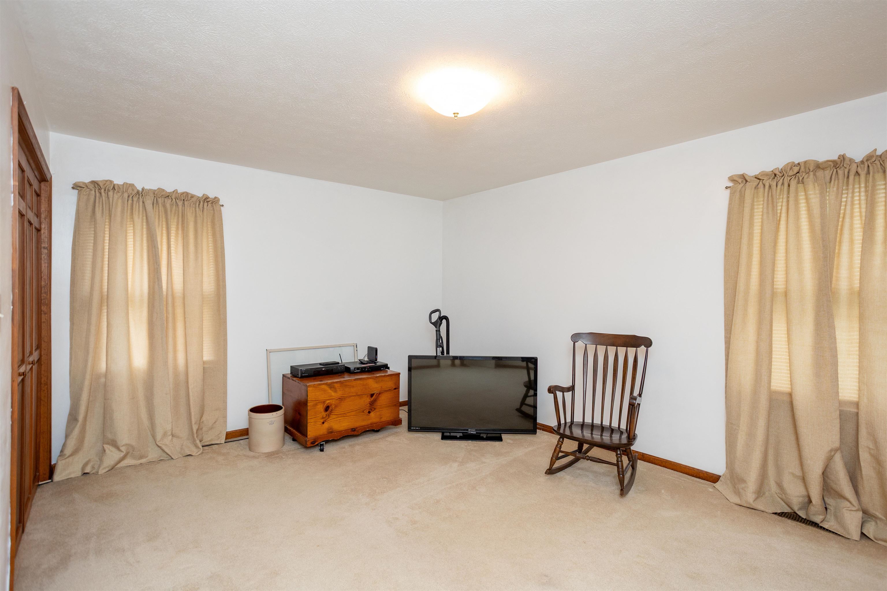 11 MEADOWBROOK DR