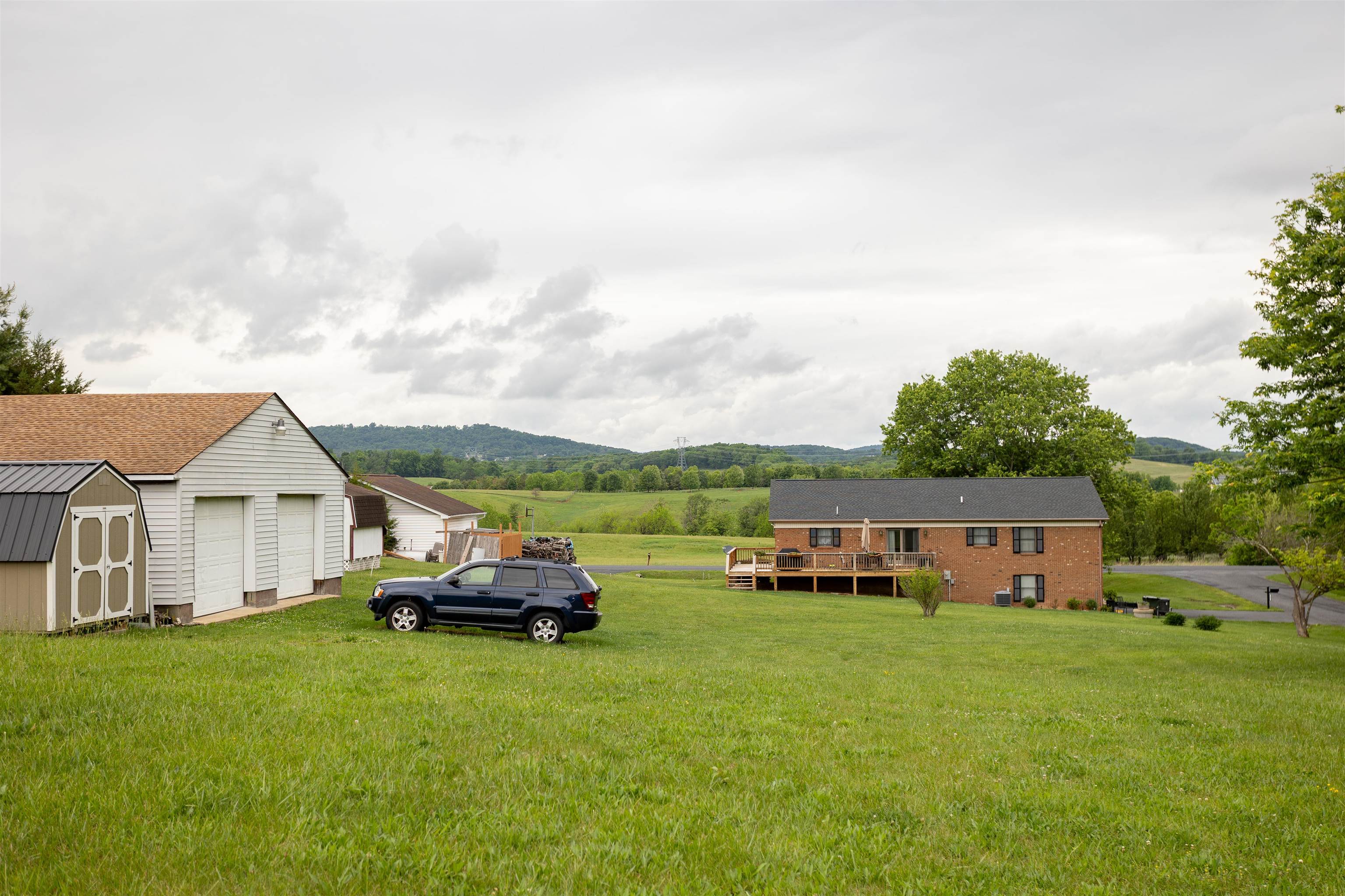 11 MEADOWBROOK DR