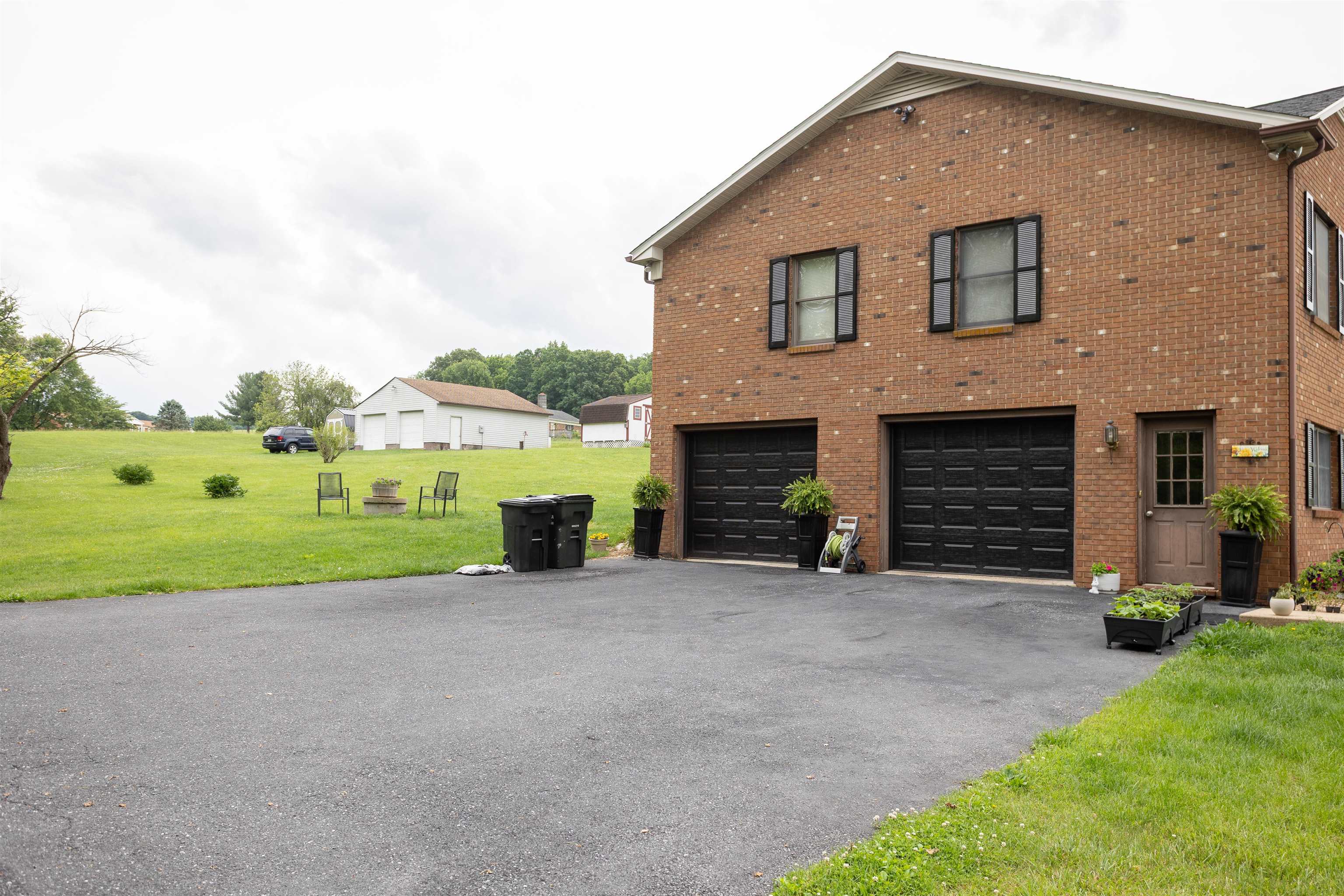 11 MEADOWBROOK DR