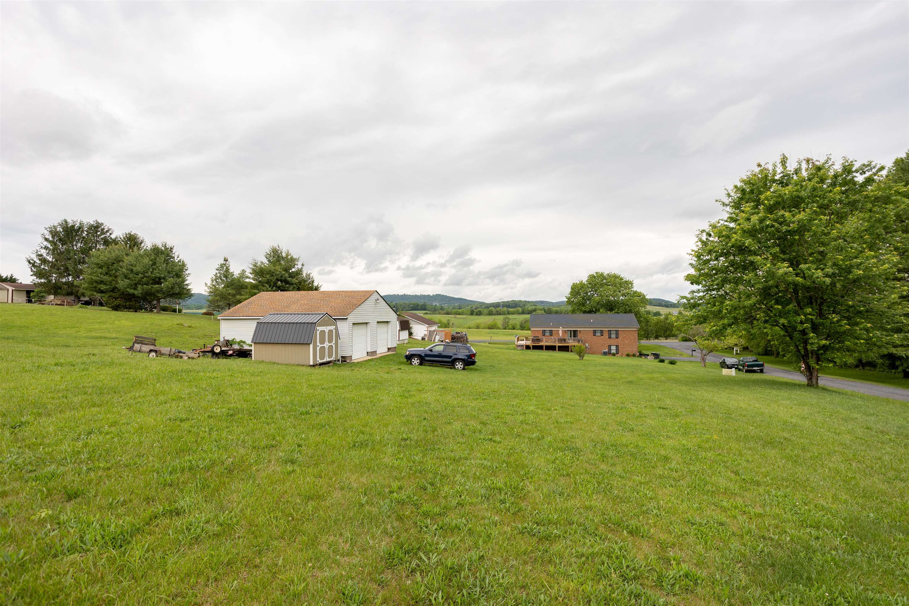11 MEADOWBROOK DR