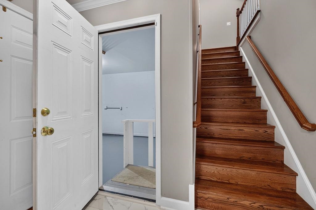 21 HICKORY NUT LN