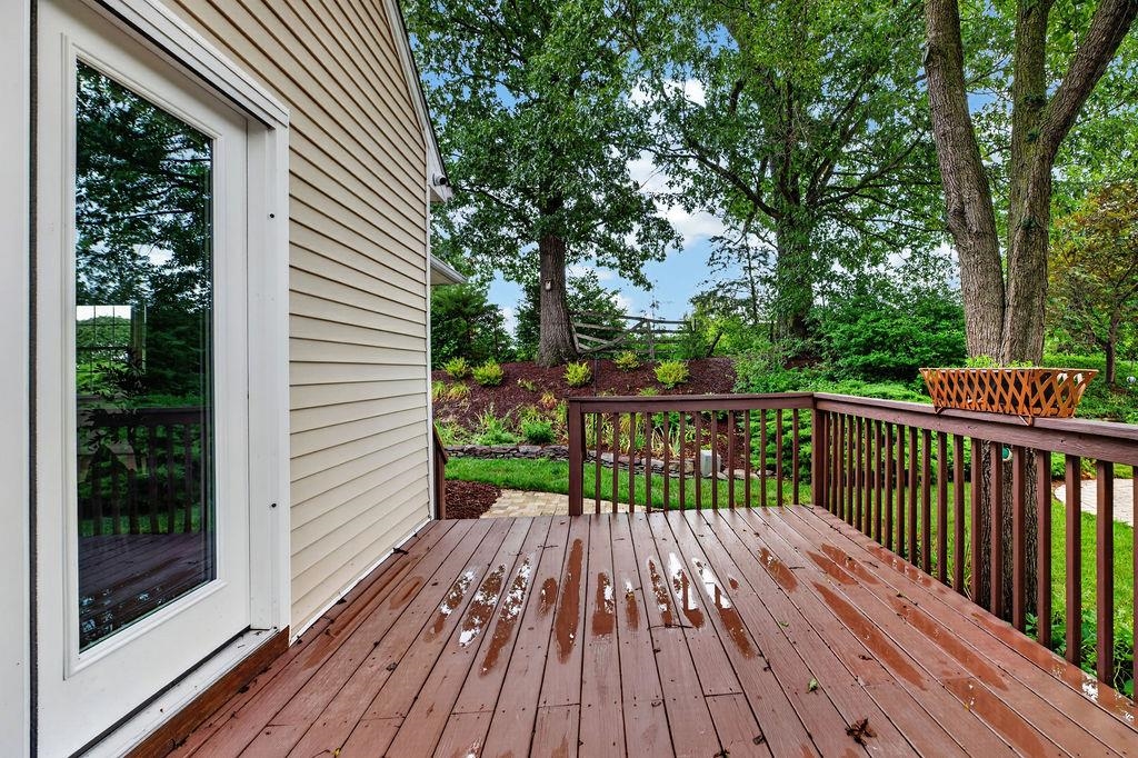 21 HICKORY NUT LN
