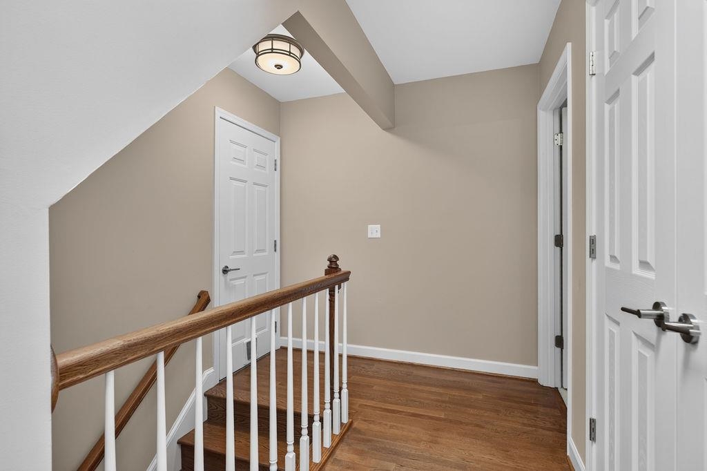 21 HICKORY NUT LN