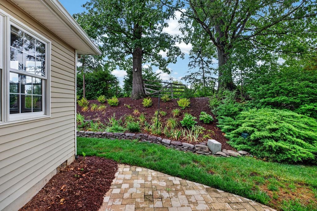 21 HICKORY NUT LN