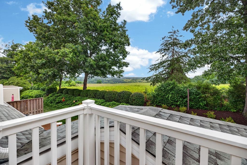 21 HICKORY NUT LN
