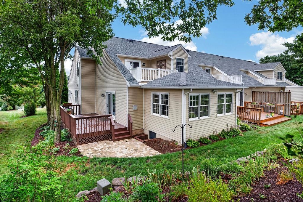 21 HICKORY NUT LN