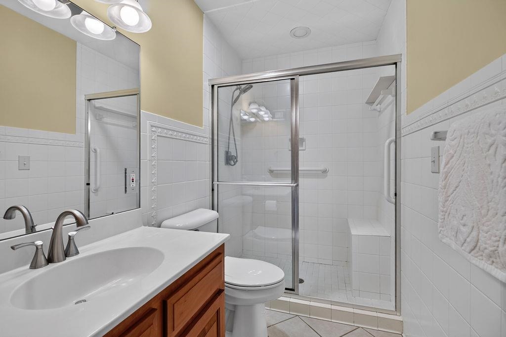 21 HICKORY NUT LN