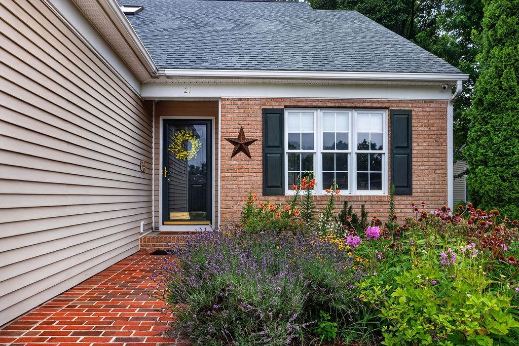 21 HICKORY NUT LN