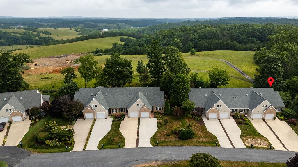 21 HICKORY NUT LN