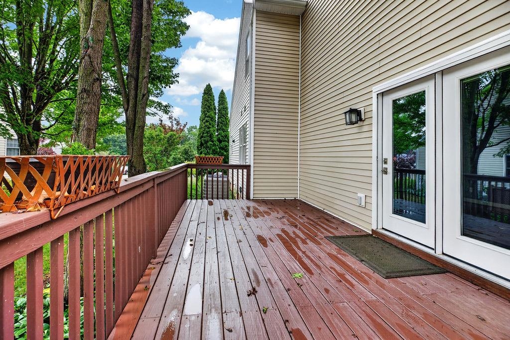 21 HICKORY NUT LN