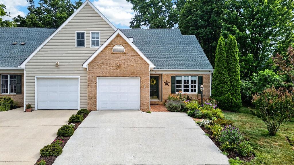 21 HICKORY NUT LN