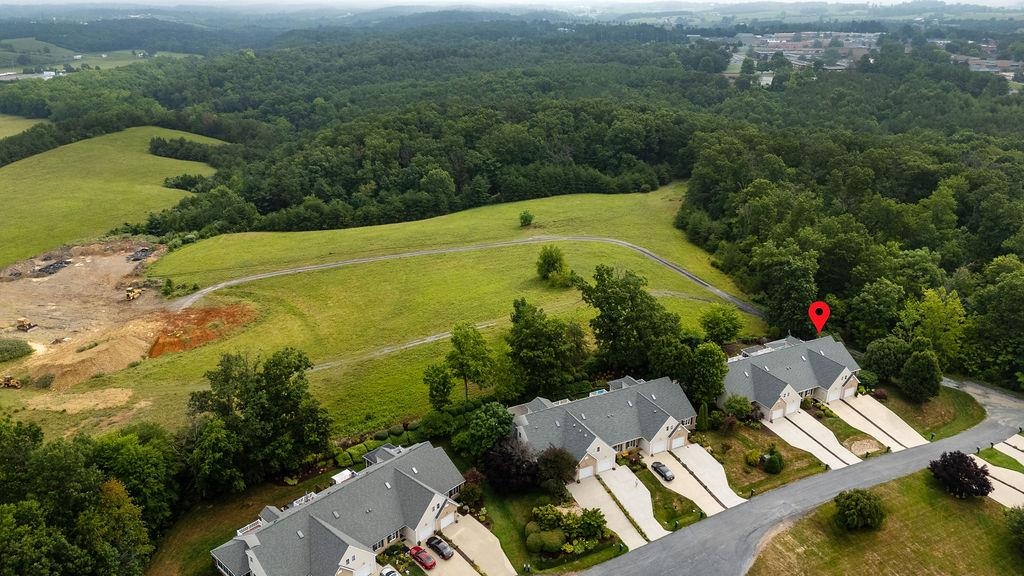21 HICKORY NUT LN