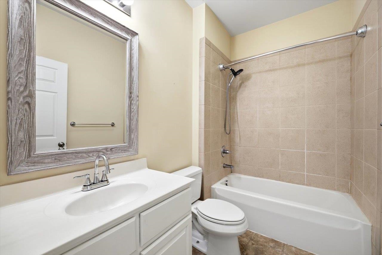 26 WINDGATE CIR Unit: 104
