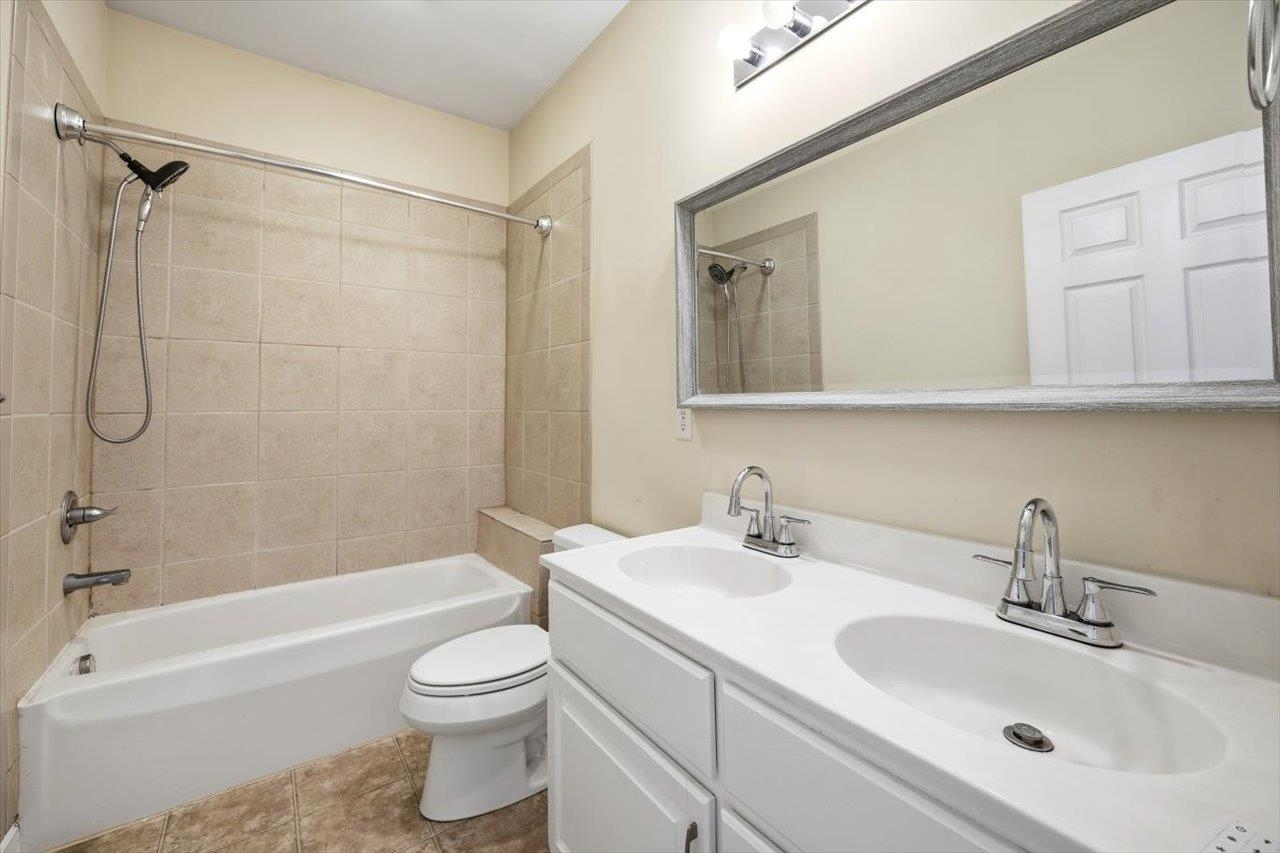 26 WINDGATE CIR Unit: 104