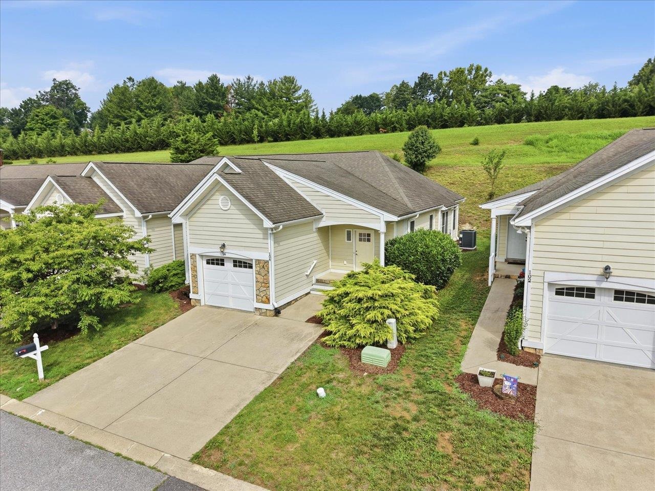 26 WINDGATE CIR Unit: 104