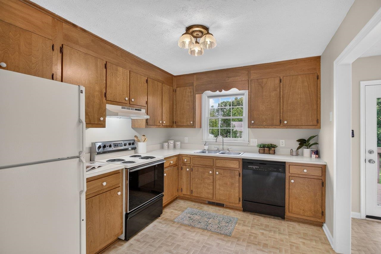 14 KINGSTON CT