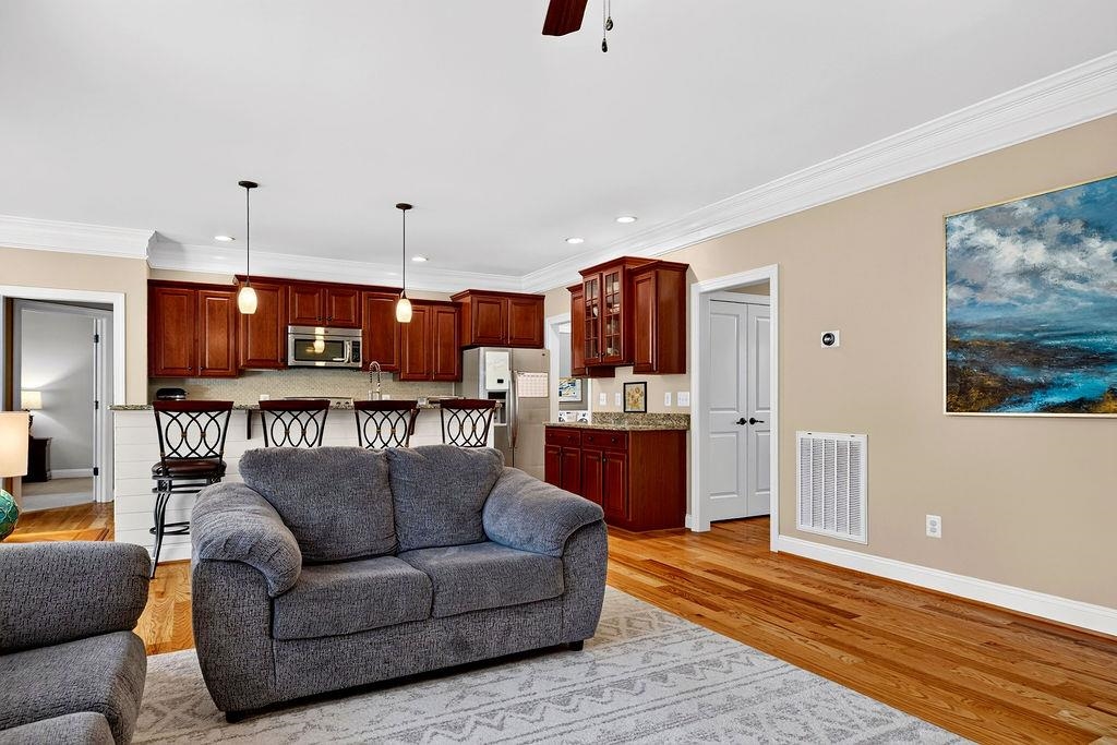 204 JOCELYN LN