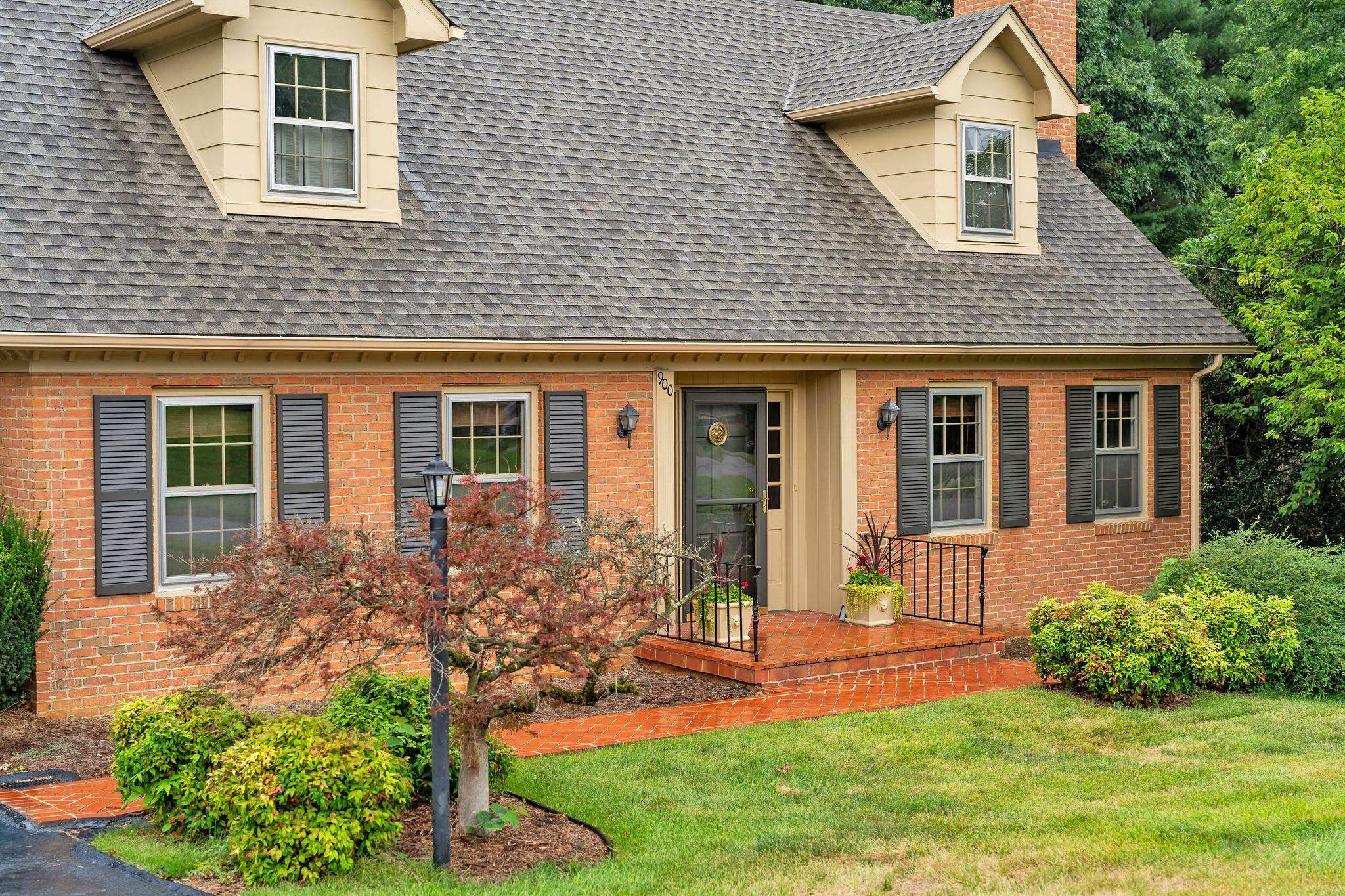 900 FAIRWAY DR