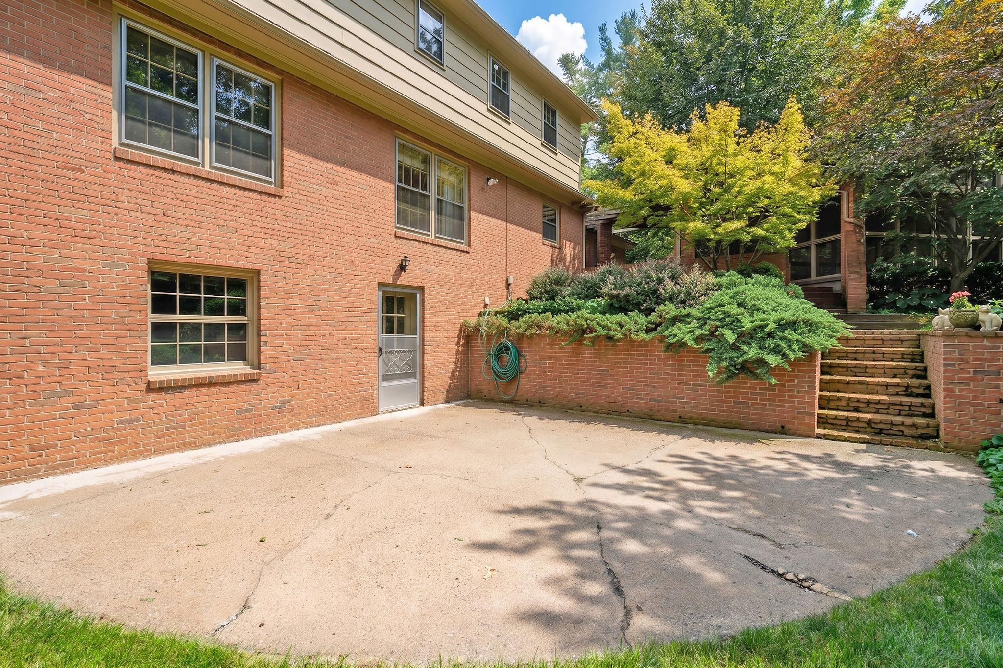 900 FAIRWAY DR