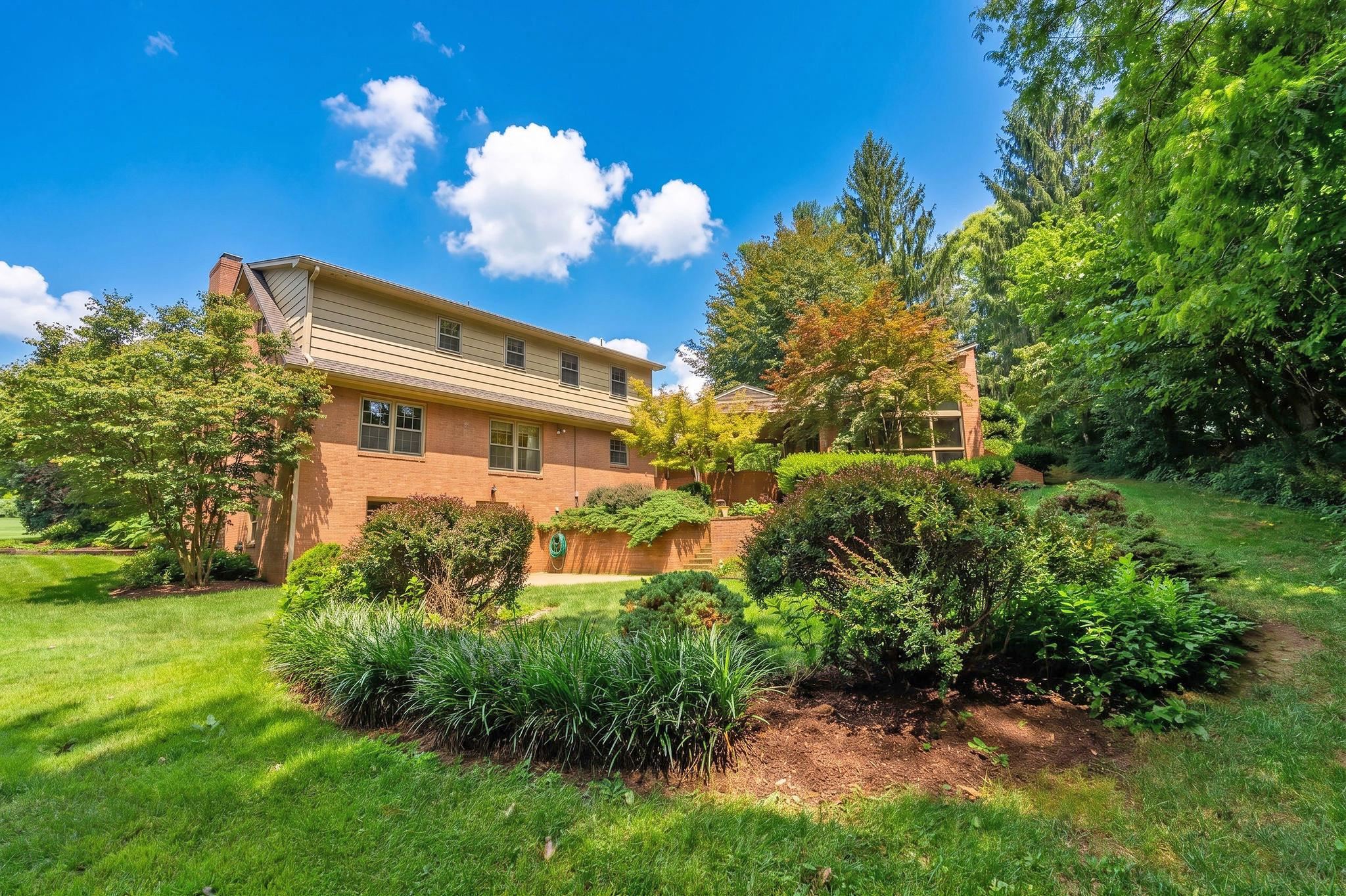 900 FAIRWAY DR