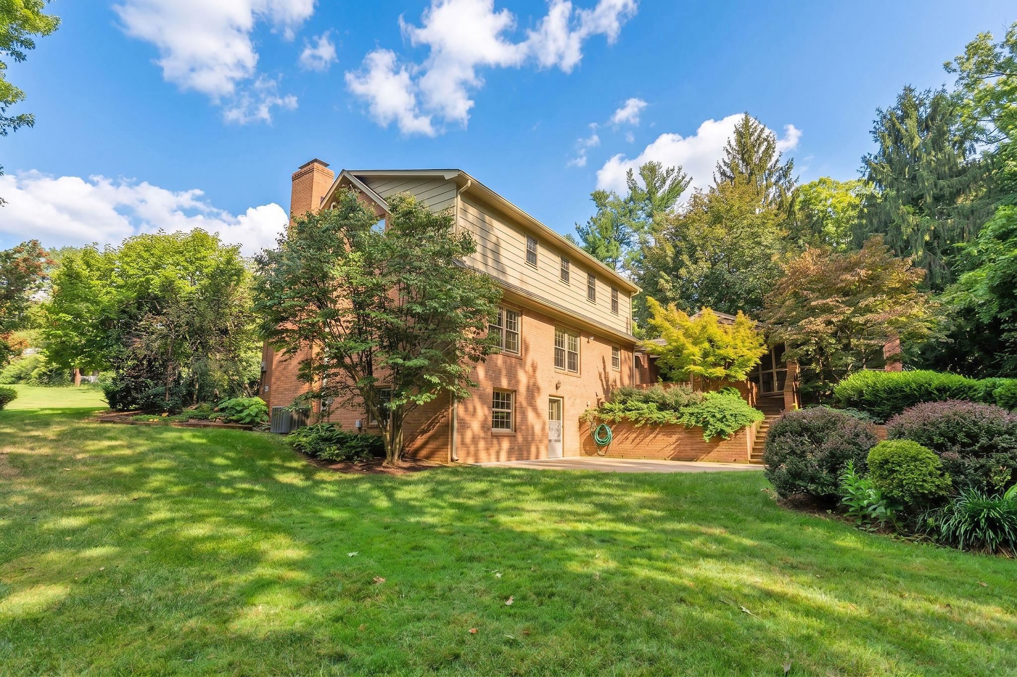 900 FAIRWAY DR