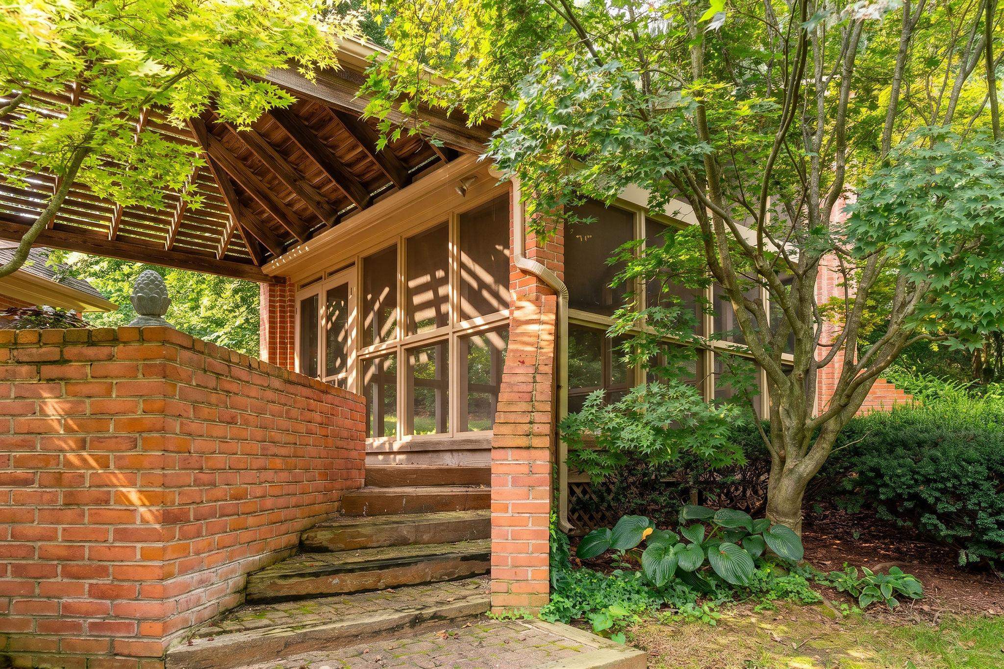 900 FAIRWAY DR