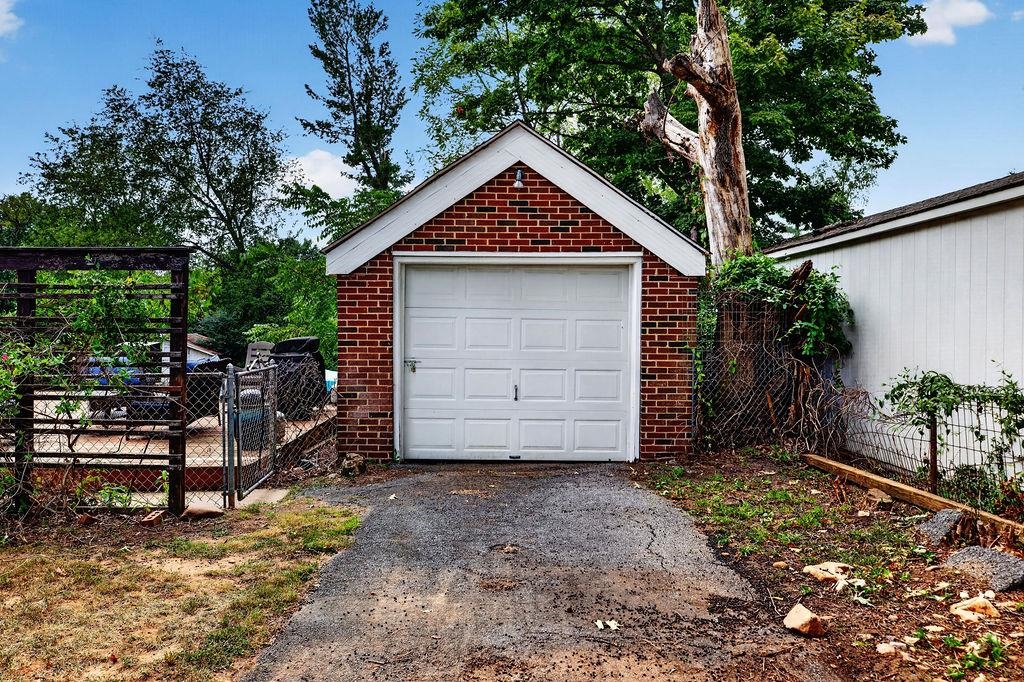 304 N OAK LN