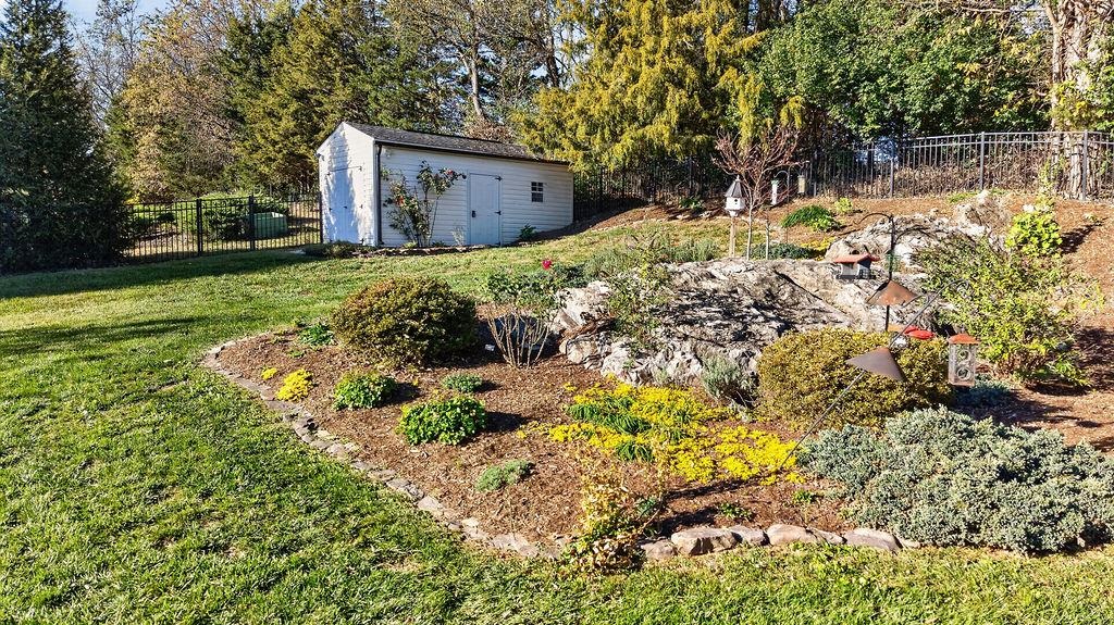 216 JOCELYN LN