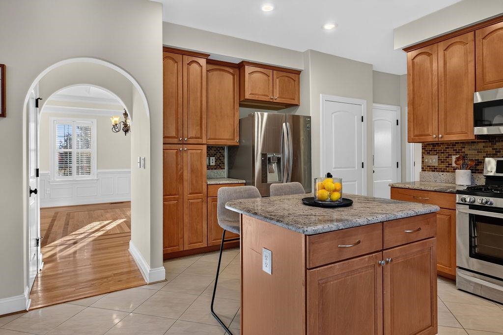 216 JOCELYN LN