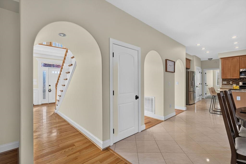 216 JOCELYN LN