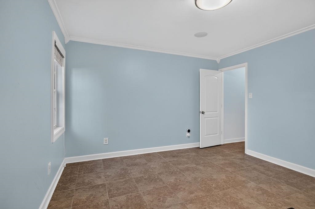 216 JOCELYN LN