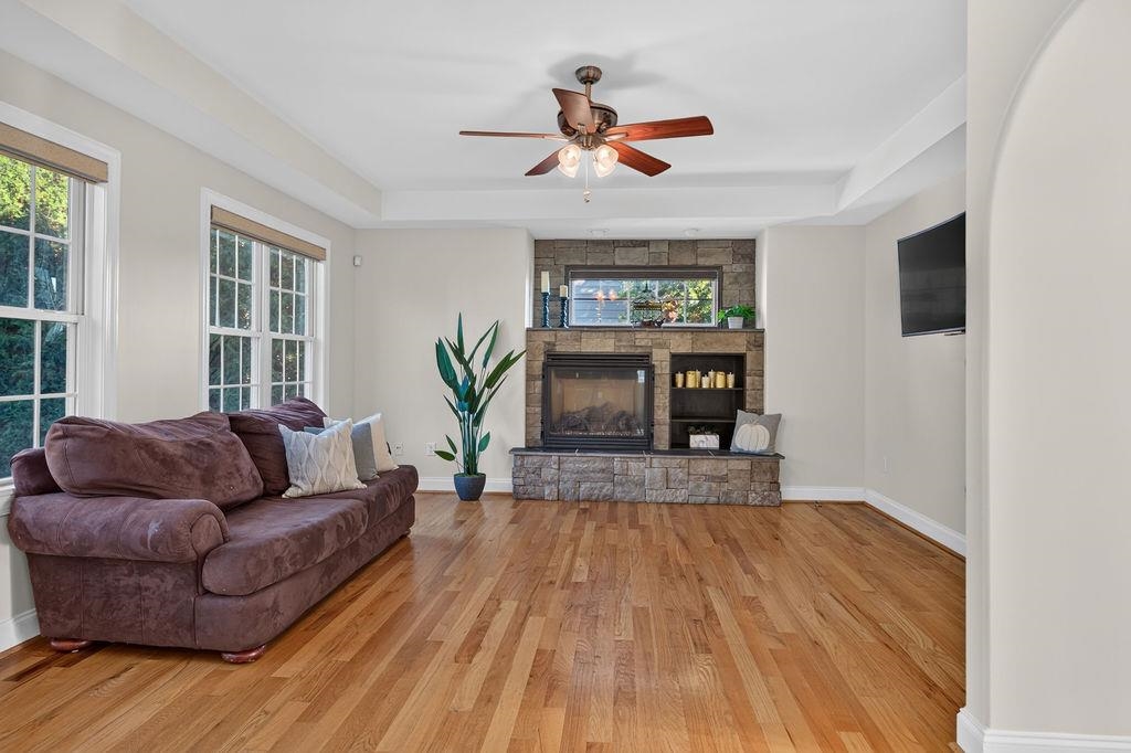 216 JOCELYN LN