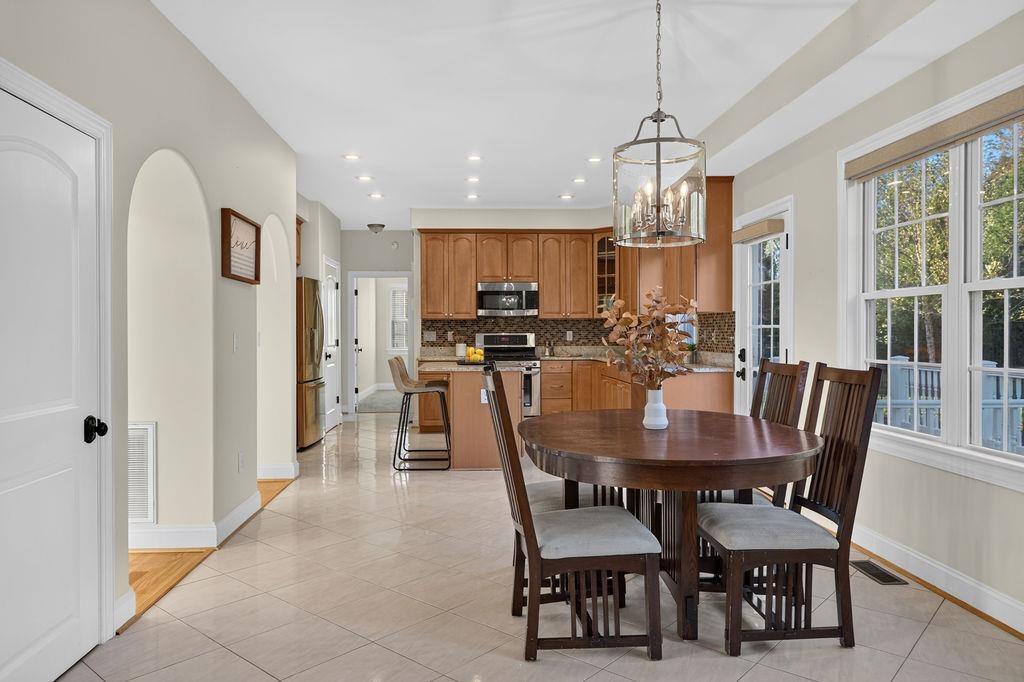 216 JOCELYN LN