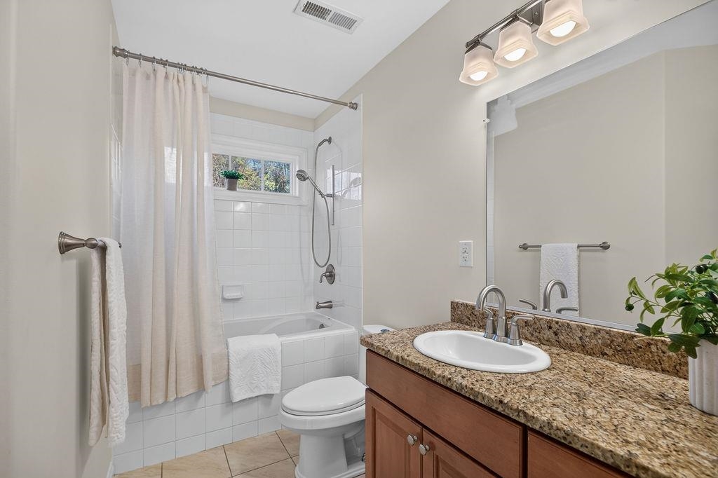 216 JOCELYN LN