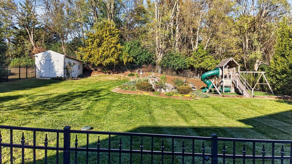 216 JOCELYN LN