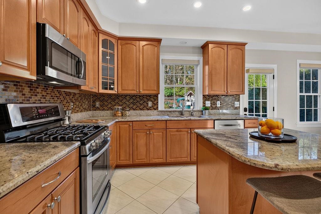 216 JOCELYN LN